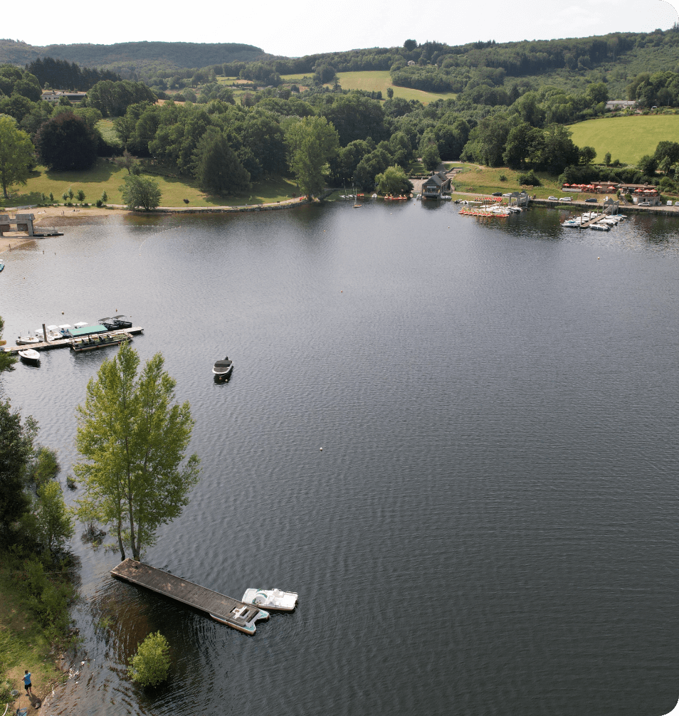 Vue du bord du lac de Ravège