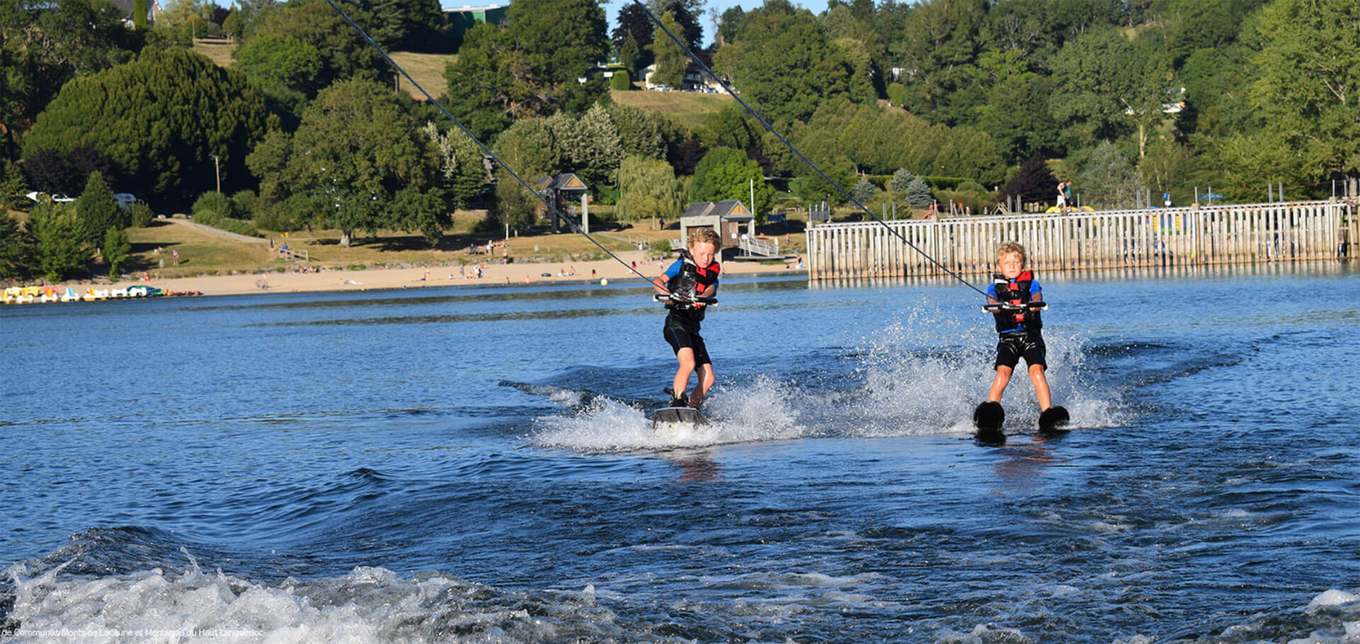 Ski nautique sur le lac de Raviège, aux alentours du camping des Cèpes en Occitanie