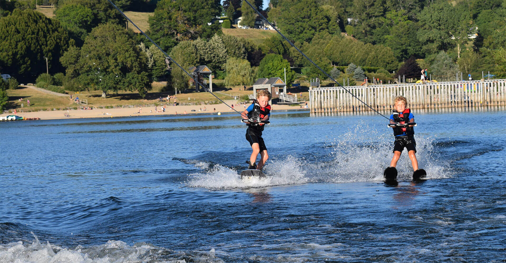 Activité ski-nautique sur le lac de Raviège, proposé au camping des Cèpes dans le Haut-Languedoc