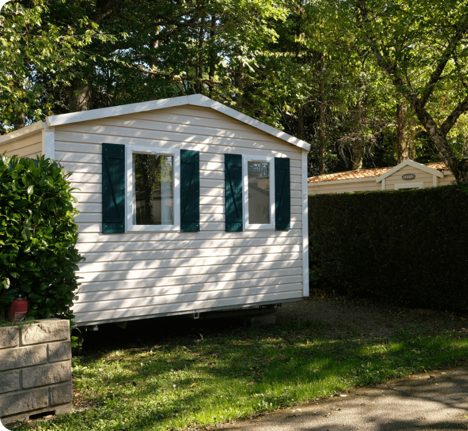 Vue extérieure d’un mobil-home en location au camping des Cèpes à la Salvetat-sur-Agout