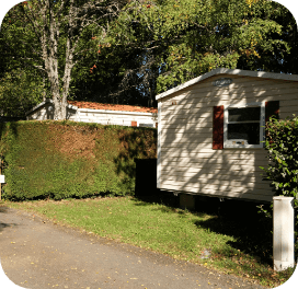 Vue extérieure d’un mobil-home en location dans le Haut-Languedoc au camping des Cèpes